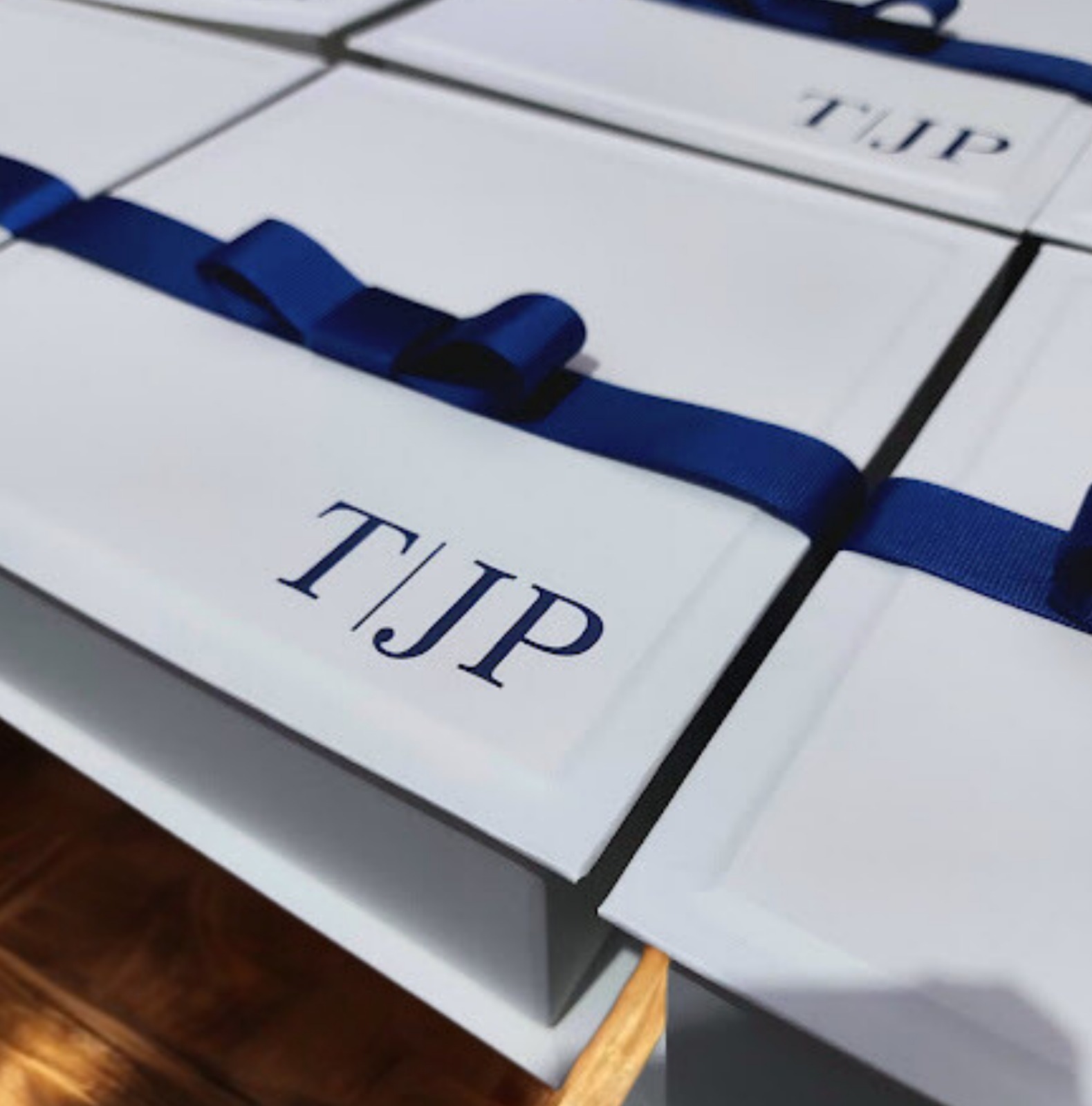 Caixas cartonadas com fita personalizada — TJP · MD Conviteria