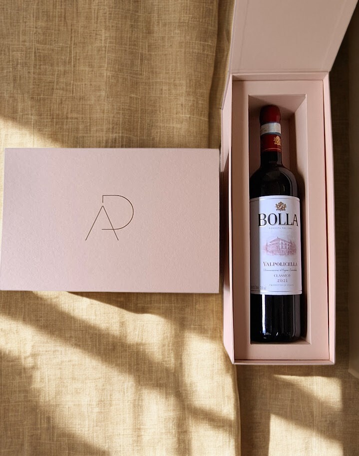 Caixa presente personalizada com vinho para padrinhos de casamento · MD Conviteria