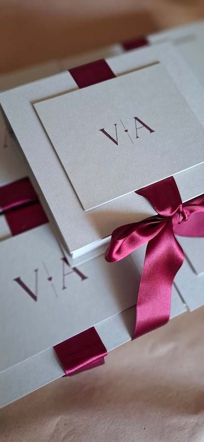 Caixa-convite com fita personalizada — V e A · MD Conviteria