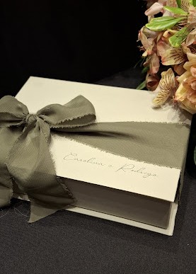 Caixa presente com laço de organza para casamento · MD Conviteria